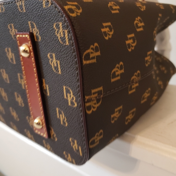 Dooney and Bourke small gretta Brianna w/pouch - Picture 7 of 13